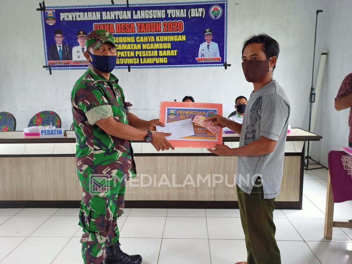 Babinsa Dampingi Penyerahan BLT-DD di Gedung Cahya Kuningan