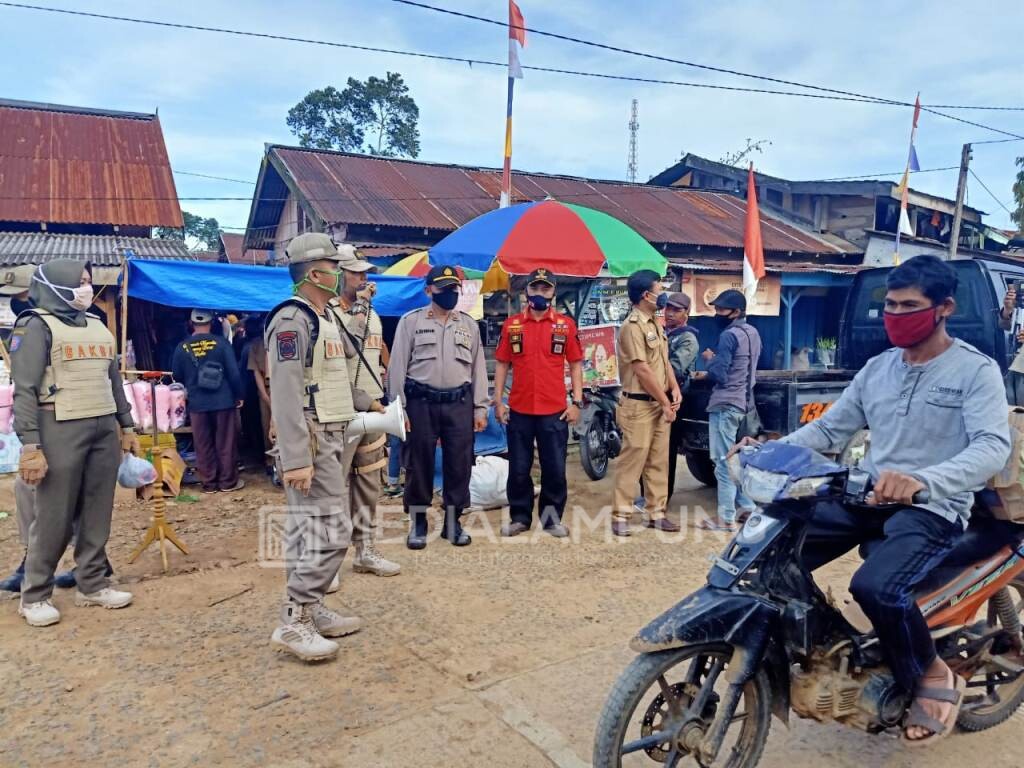 Tim Gabungan Sidak Penerapan Prokes di Pasar Srengit   