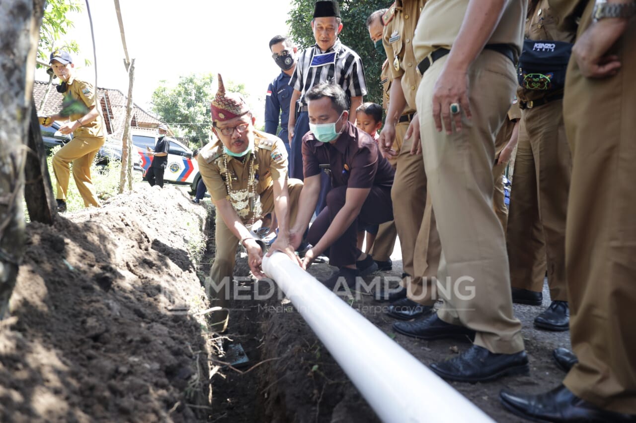 Agus Istiqlal Awali Pembangunan SPAM Pedesaan Dengan Peletakan Pipa