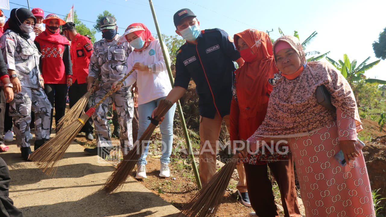 Parosil Instruksikan Seluruh Masyarakat Bersih-Bersih dan Semprot Desinfektan