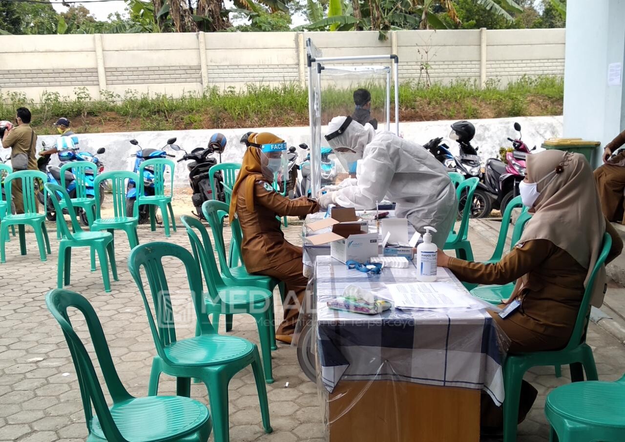 Ratusan Pegawai Setdakab Pesbar Jalani Rapid Test