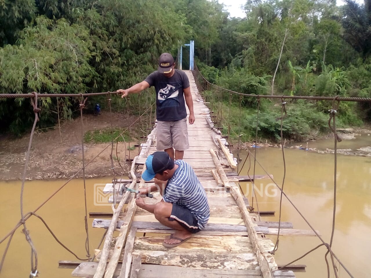 Pak Bupati, Tolong Perbaiki Jembatan Kami!