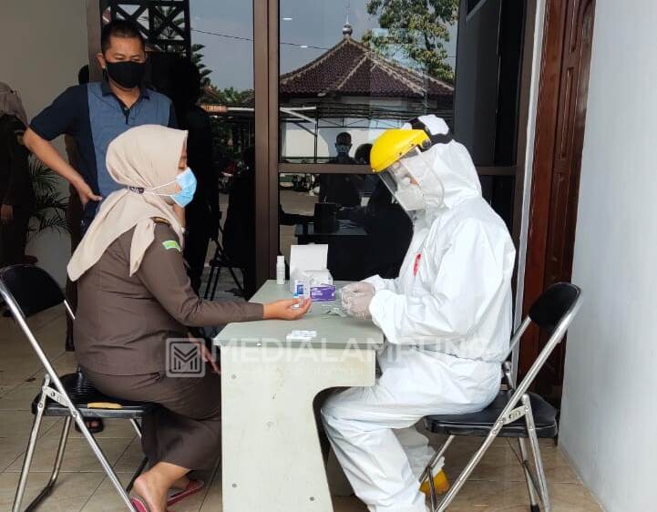 Pegawai Kejari Lamteng Jalani Rapid Test, Ini Hasilnya