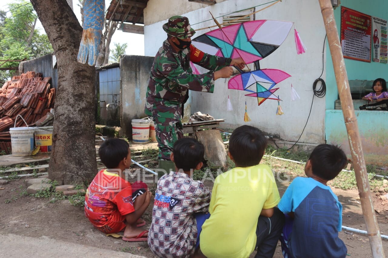 Keakraban Personel TNI dengan Anak-anak di Lokasi TMMD Ke-109 Kelurahan Garuntang