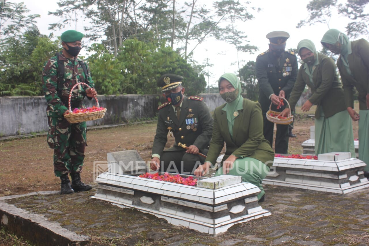 HUT TNI, Dandim Lambar Pimpin Upacara Tabur Bunga di TMP