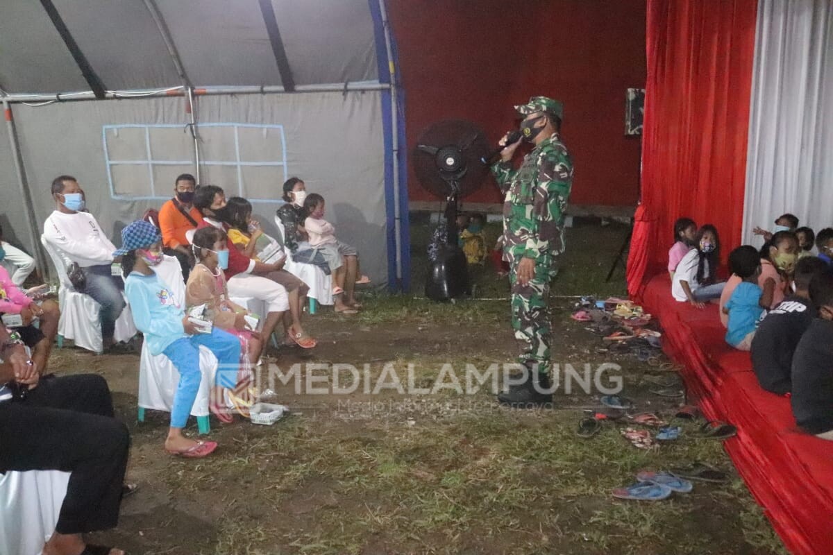 TNI Gelar Nonton Bareng di Lokasi TMMD
