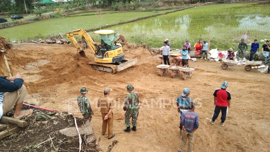 Karya Bakti, Kodim 0422/LB Turunkan Alat Berat Bantu Buka Badan Jalan