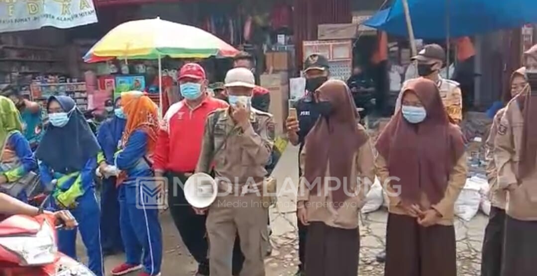 Puluhan Satgas dan Relawan Covid-19 Airhitam Kembali Bergerak Tegakkan Disiplin Prokes di Pasar Sumberalam 