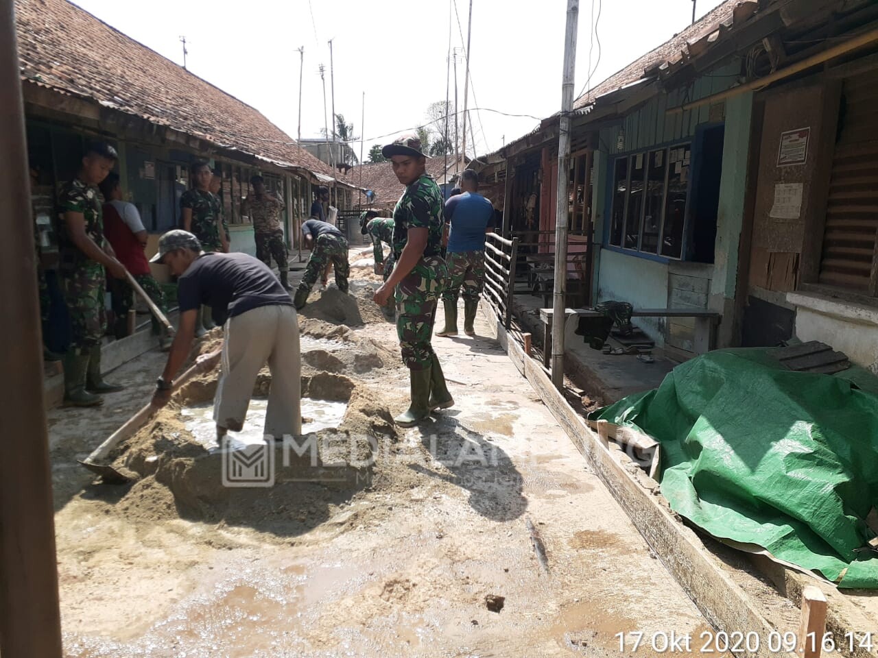 Kodim 0410/KBL Bantu Pengecoran Jalan di Garuntang