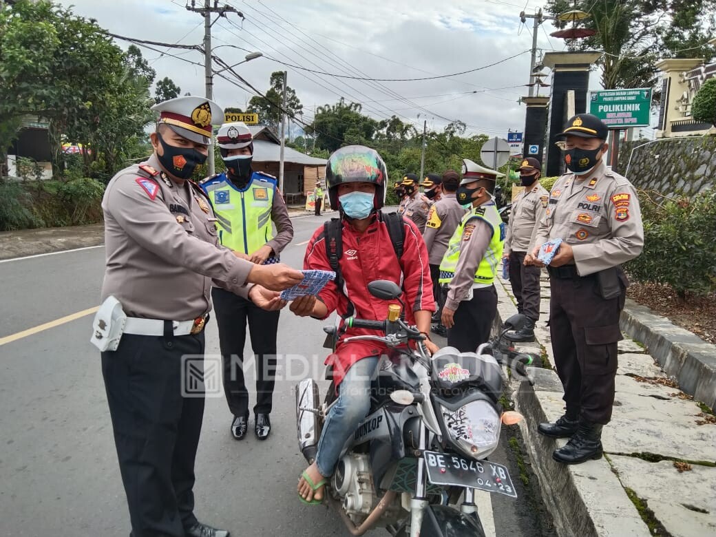 Ditengah Operasi Zebra, Satlantas Bagikan Masker dan Vitamin