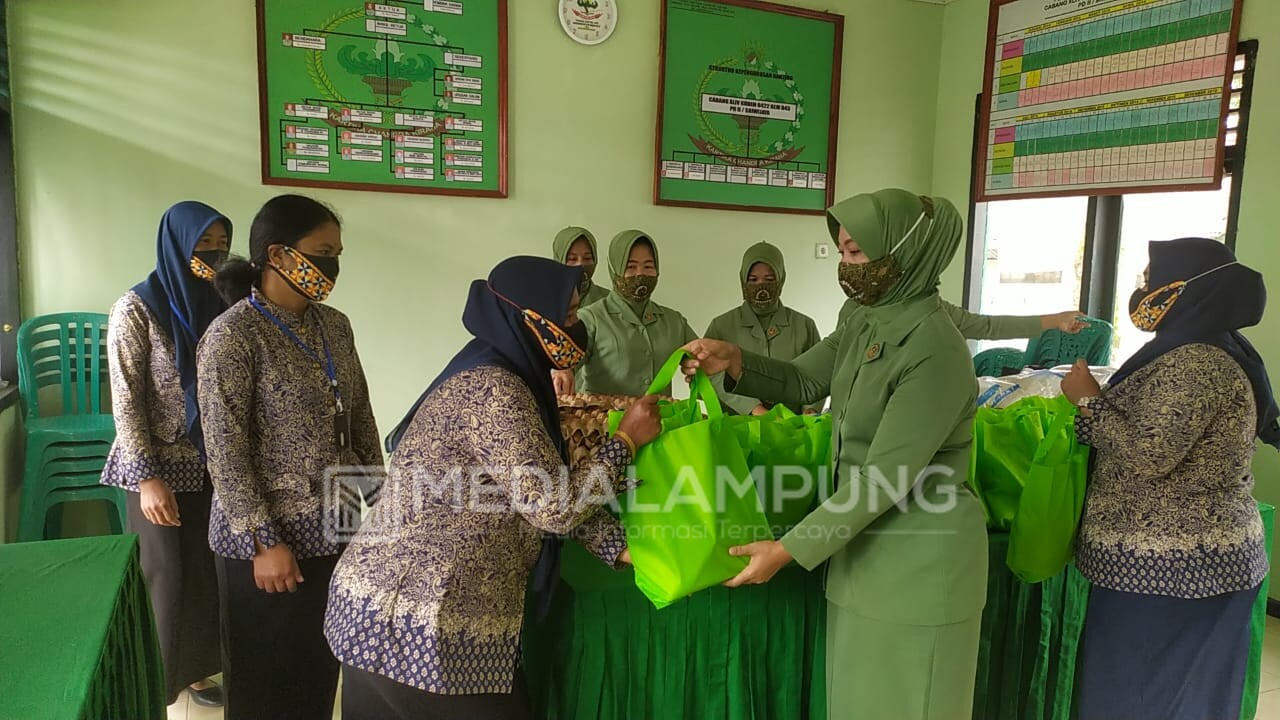 Sambut HUT TNI, Persit Kodim Cabang XLIV Bagikan Sembako untuk Guru