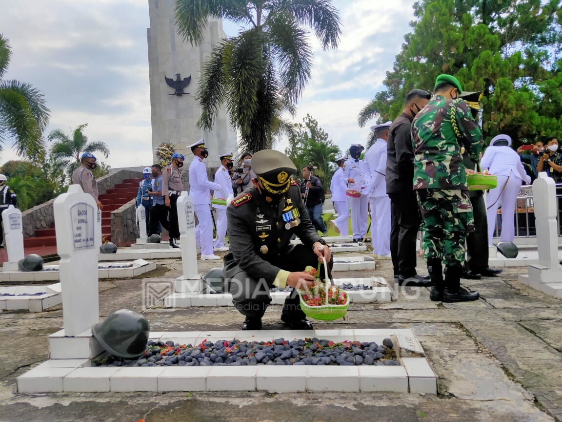 Dandim Kolonel Inf Romas Ikuti Upacara Ziarah Nasional di TMP Tanjungkarang