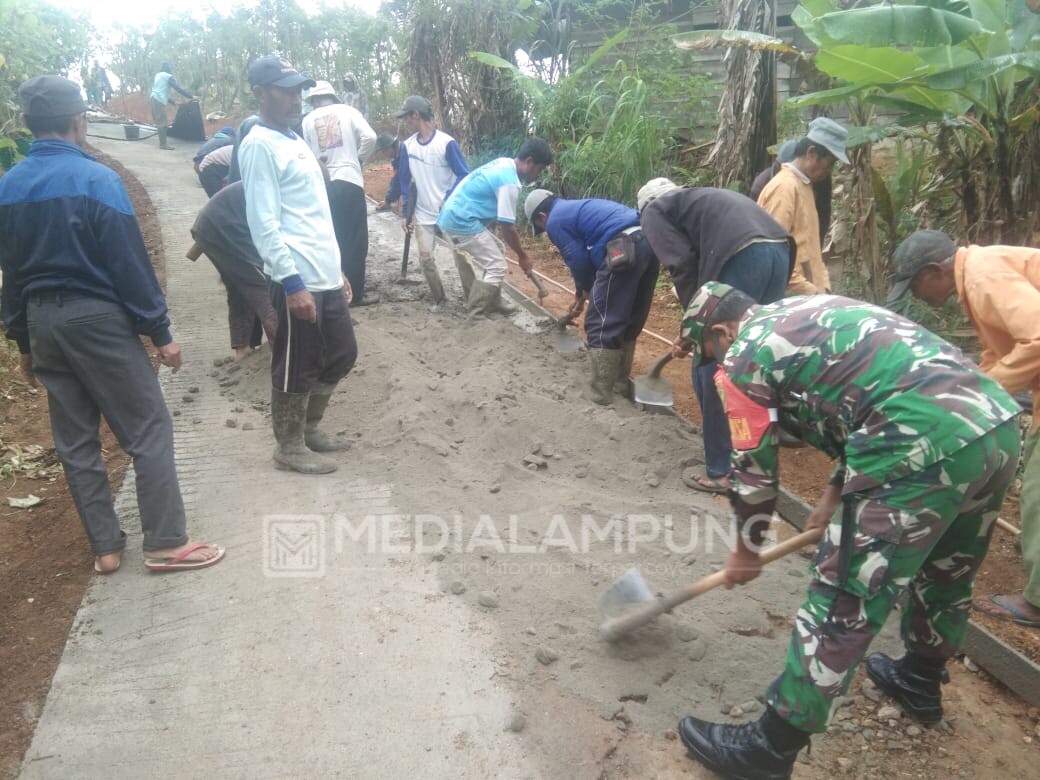 Babinsa-Warga Lingkungan Srigaluh Gotong Royong Bangun Jaling