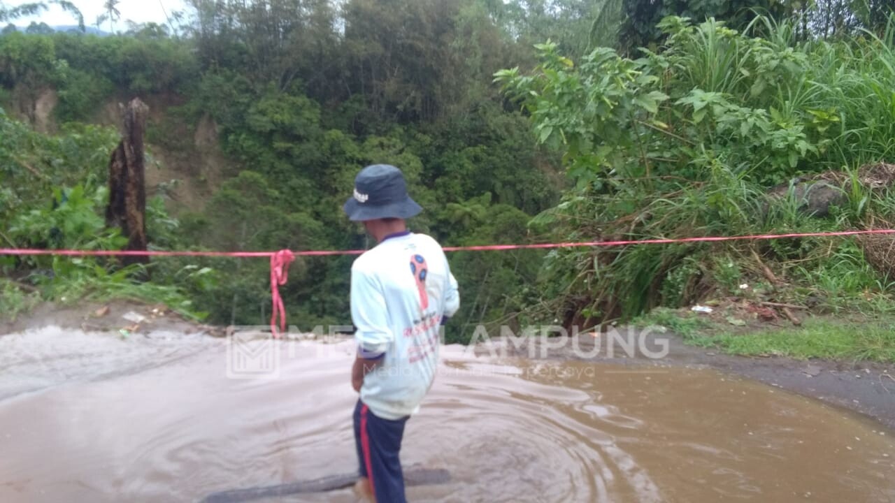 Diguyur Hujan Deras, Jalan Penghubung Antar Pemangku Nyaris Putus 