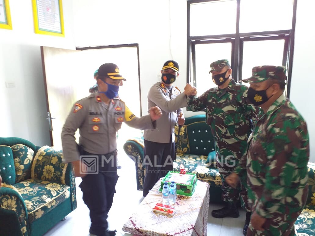 HUT TNI ke-75, Kapolres Lambar Beri Kejutan ke Koramil 422-03/Pesisir Tengah