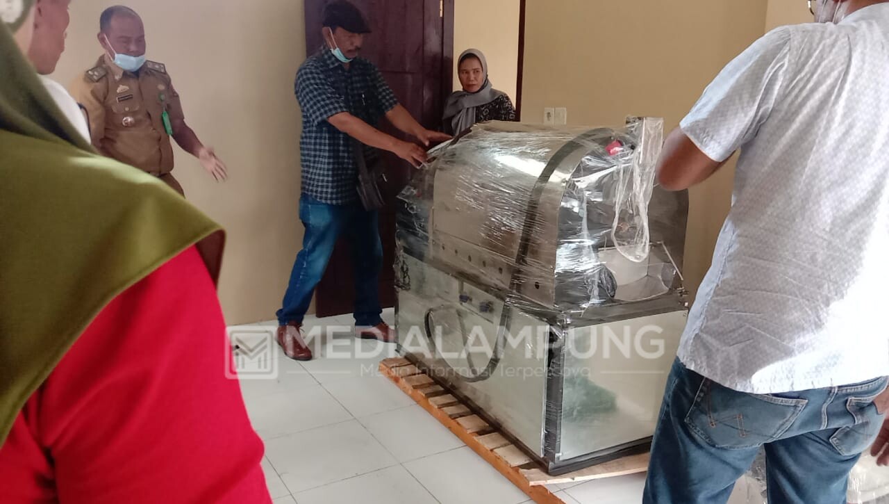 Tunjang Kegiatan Usaha KWT, Disbunnak Salurkan Bantuan Mesin Produksi Kopi