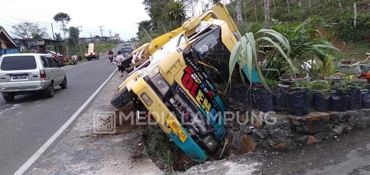 Akibat Sopir Lalai, Futura dan Truk Senggolan di Sanyir 