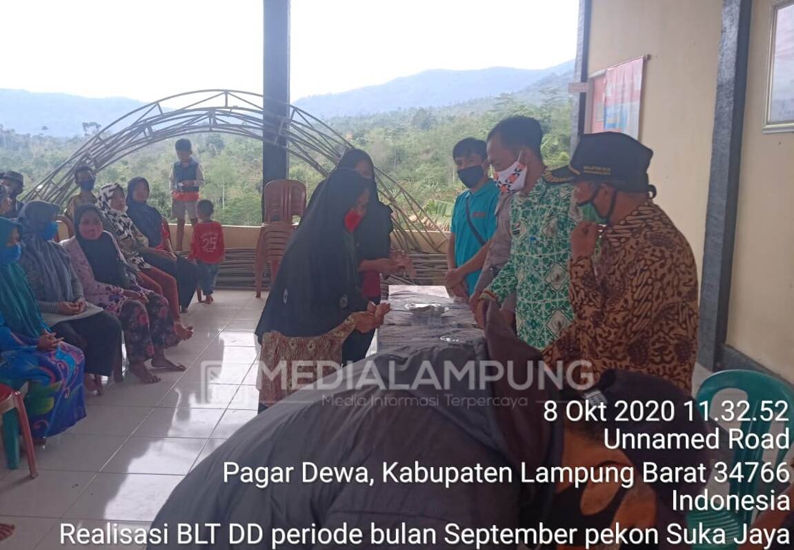 Salurkan BLT-DD ke 65 KPM, Peratin Sukajaya Ajak Patuhi Prokes