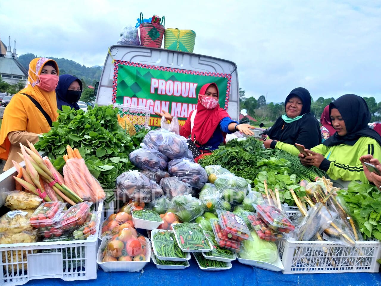 Produk KWT Binaan Pemkab Lambar Laris Diserbu Pengunjung 