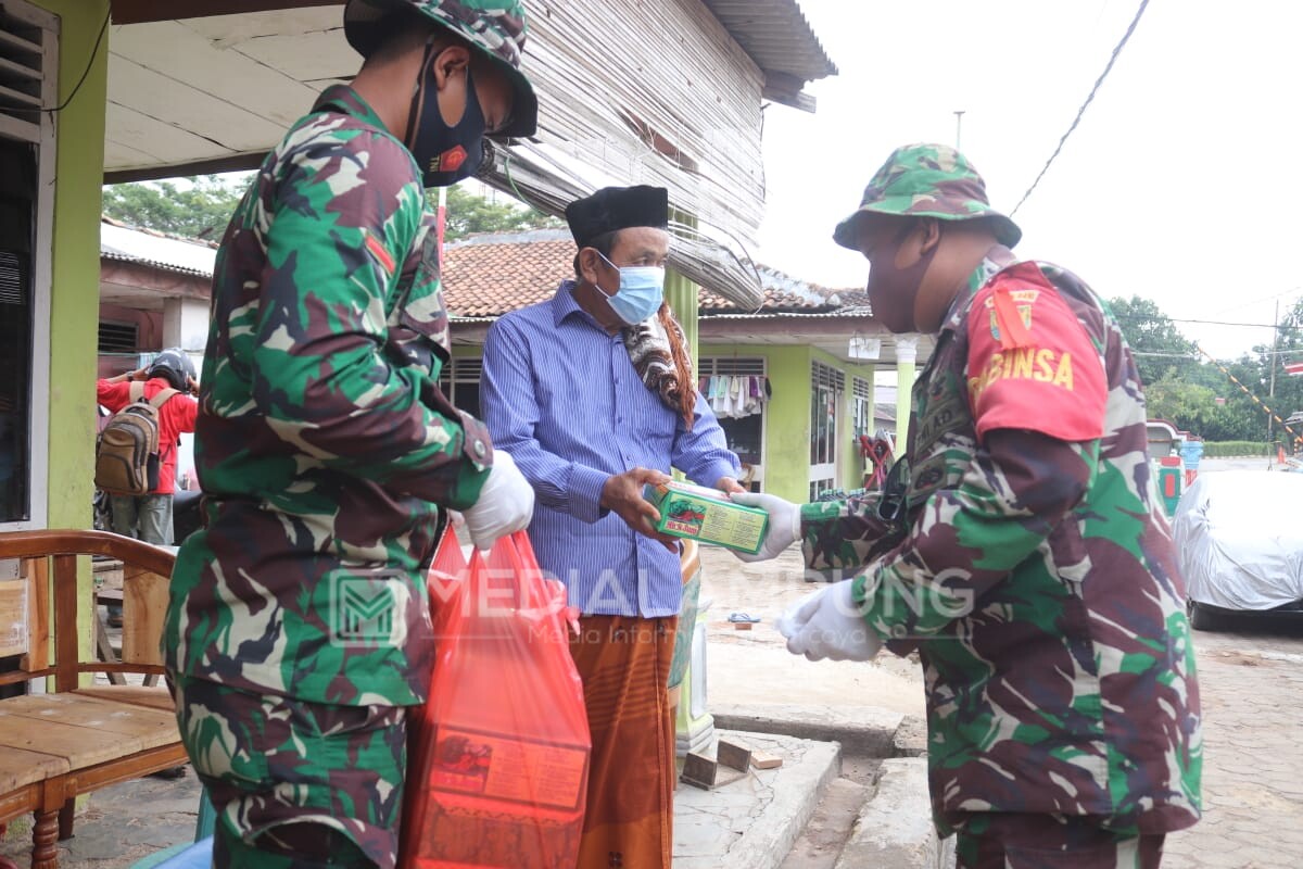 Kodim 0410 Bagikan Nasi Kotak dan Masker Gratis