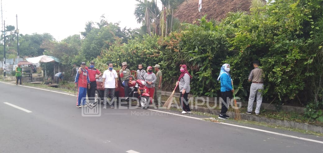 Lurah Rawalaut Gencarkan Jumat Bersih Bersama Anggota Linmas