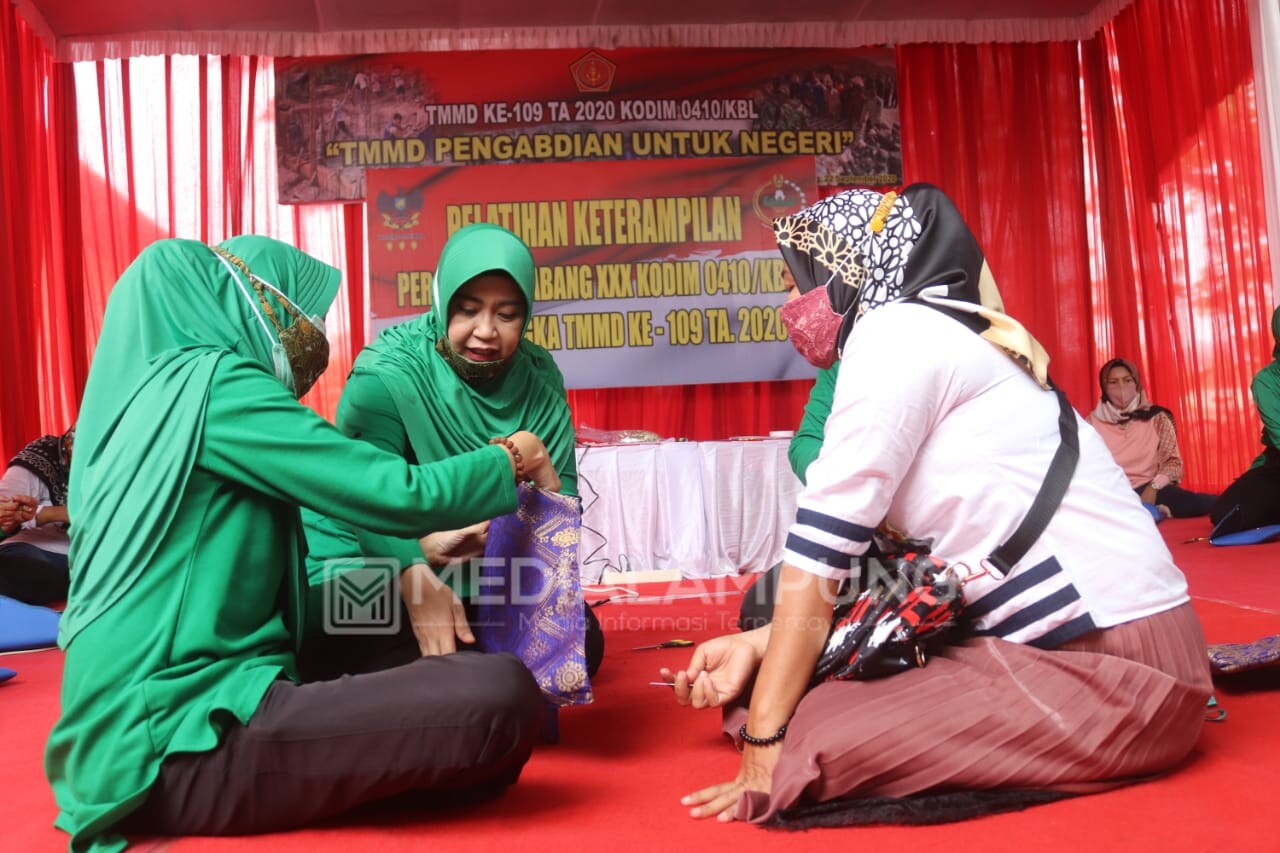KCK Kodim 0410/KBL Beri Pelatihan Membuat Tas Etnik Lampung 