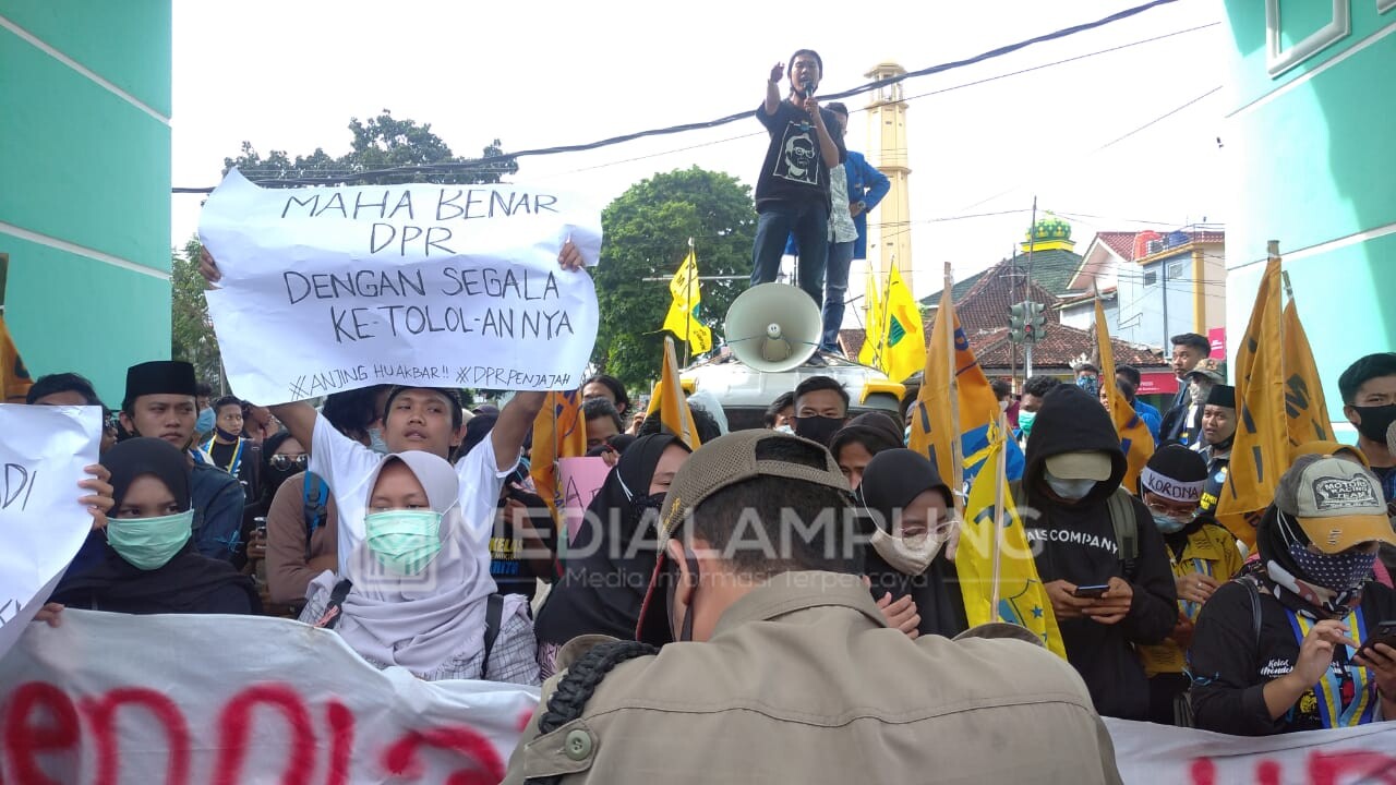 Aksi Mahasiswa Tolak UU Cipta Kerja Terus Berlanjut