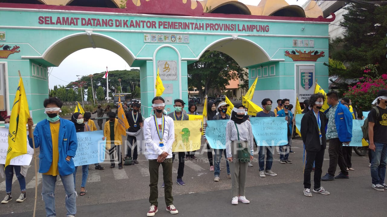 PMII Gelar Aksi Bisu di Depan DPRD Lampung