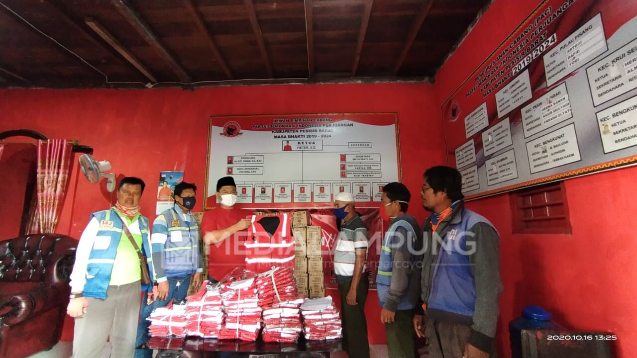 DPC PDIP Pesbar Serahkan 114 Rompi Ojek