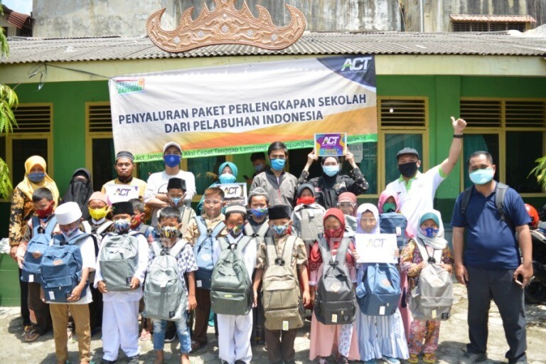 MI dan MTs Al-Khairiyah Terima Paket Perlengkapan Sekolah