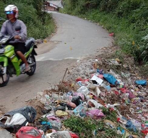 Tak Kunjung Diperbaiki, Jalan Longsor Pasar Senen Pajarbulan Malah Ditimbun Sampah 