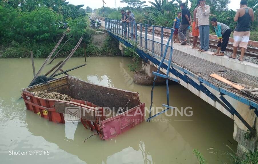 Truk Mogok Ditabrak KA hingga Masuk Sungai