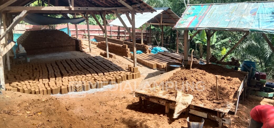 BUMPekon Bumi Ratu Sudah Produksi 70 Ribu Bata