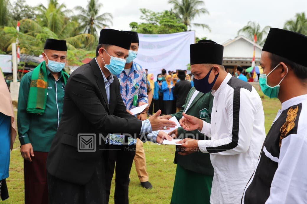 Usai Beri Hadiah Umroh Pemimpin Upacara HSN, Parosil Janjikan Insentif Guru Honorer Madrasah 