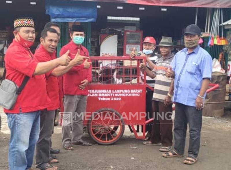 PDIP Lambar Beri Bantuan Gerobak Sampah di Pasar Sukajadi