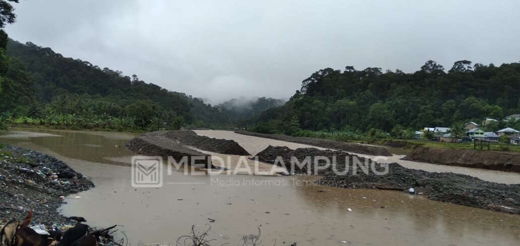 Debit Air Way Krui Meningkat, Rumah Warga Terancam Banjir