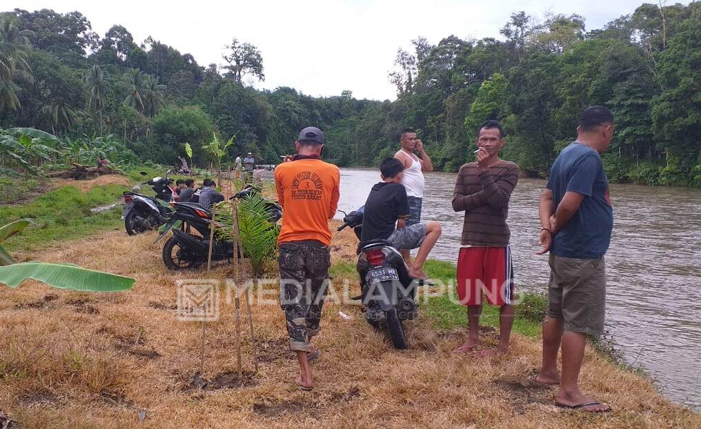 Hendak Menyeberang, Warga Negeri Ratu Tenumbang Terseret Arus Sungai