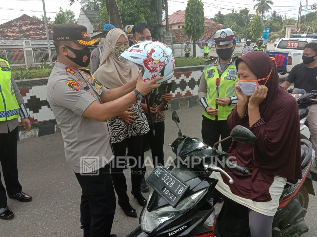 Tertib Berlalu Lintas Saat Operasi Zebra Krakatau, Bisa Dapat Helm Gratis