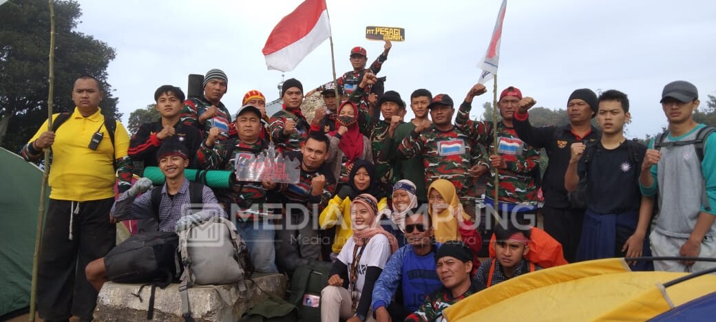 LMP Lambar Sukses Kibarkan Bendera Merah Putih di Puncak Pesagi