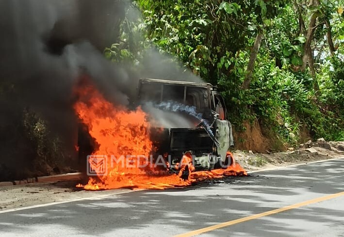 Mobil Pikap Hangus Terbakar di Jalinteng Sumatera