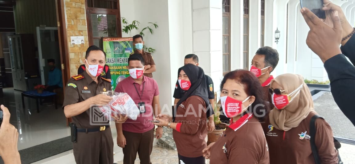 Peringati HKN, Diskes Lamteng Bagikan Masker