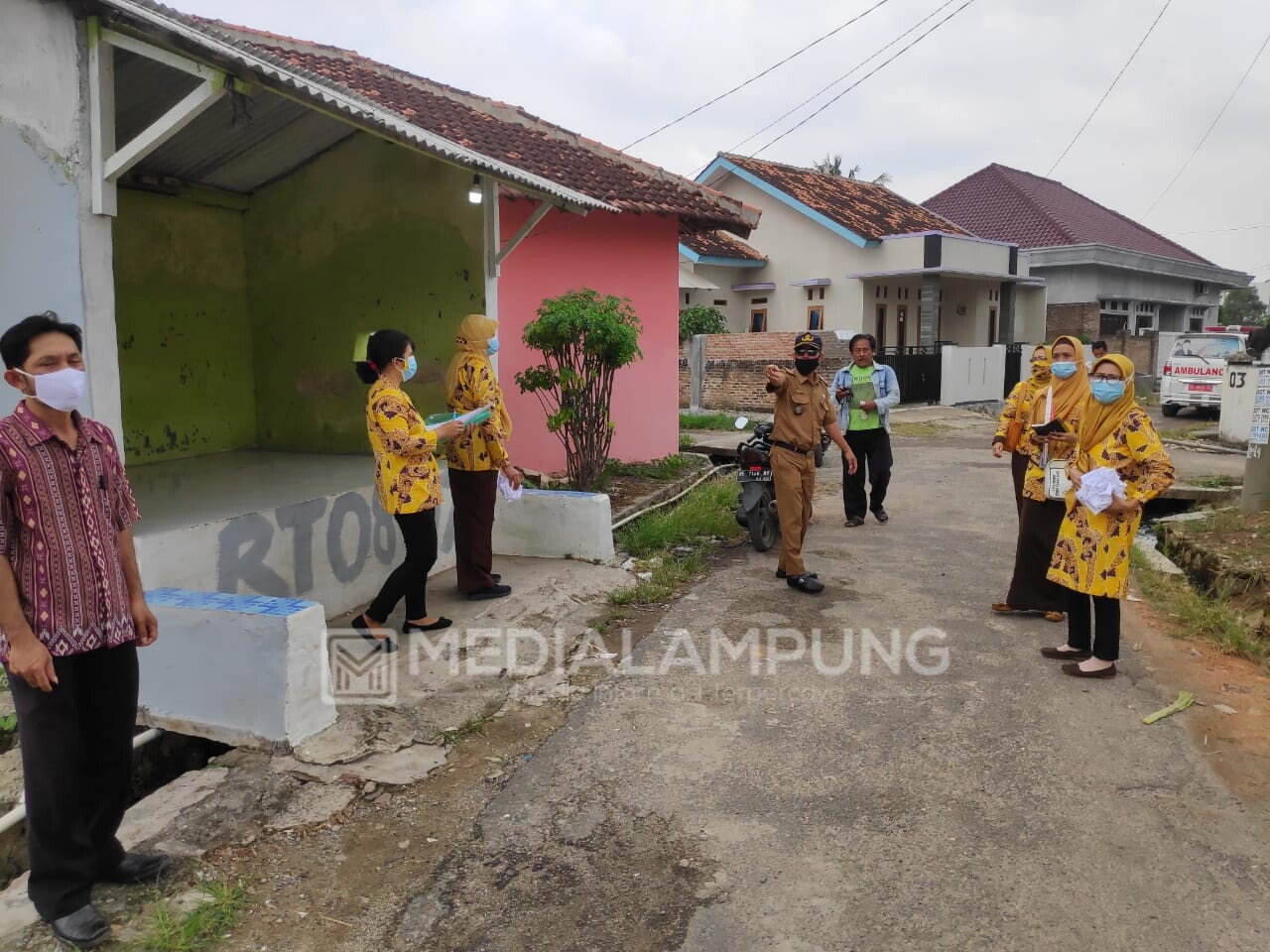 Lurah Waydadi Bersama Tim Kesehatan Bagikan Masker Gratis