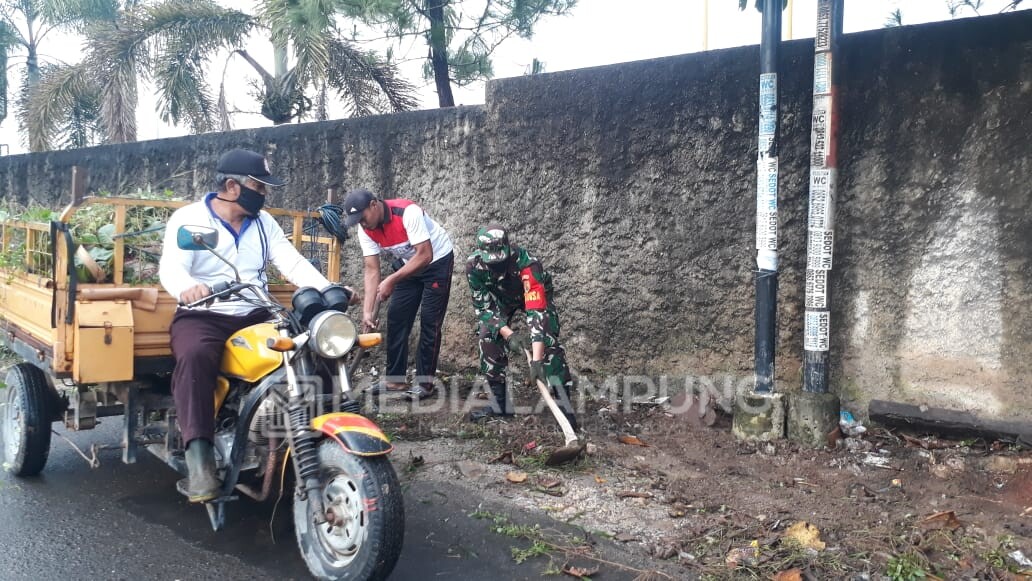 Anggota Kodim 0410 Ikut Kegiatan Jumat Bersih