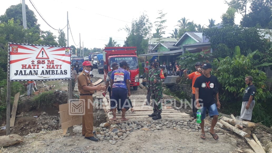 Jalan Provinsi Amblas di BNS Kembali Diperbaiki Secara Swadaya