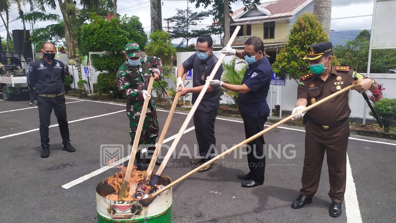 Kejari Lambar Lakukan Pemusnahan Barang Bukti dari Sejumlah Perkara Inkracht