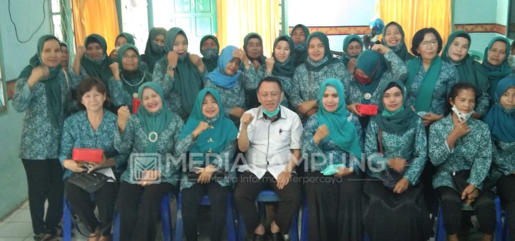 Kelurahan Jagabaya Dua Bersama PKK Bagi-bagi Masker