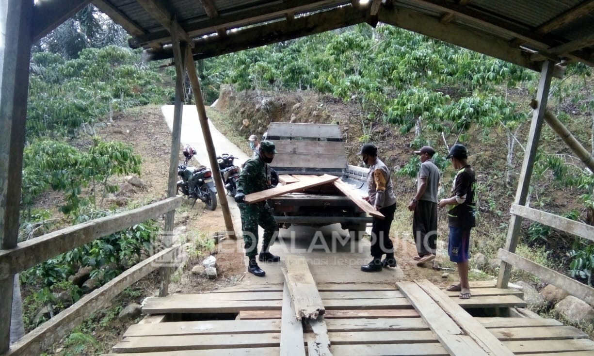 Kompak, Babinsa dan Bhabinkamtibmas Bantu Perbaiki Jembatan 