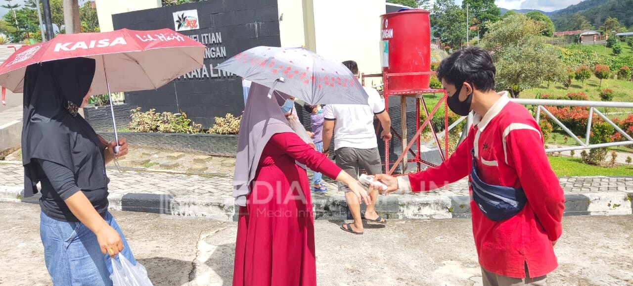 Ribuan Pengunjung Menikmati Libur Panjang di KRL