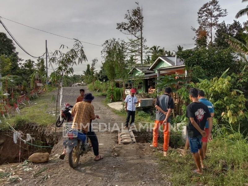 Jalan Provinsi di Lambar Nyaris Putus, Warga Lakukan Penanganan Darurat