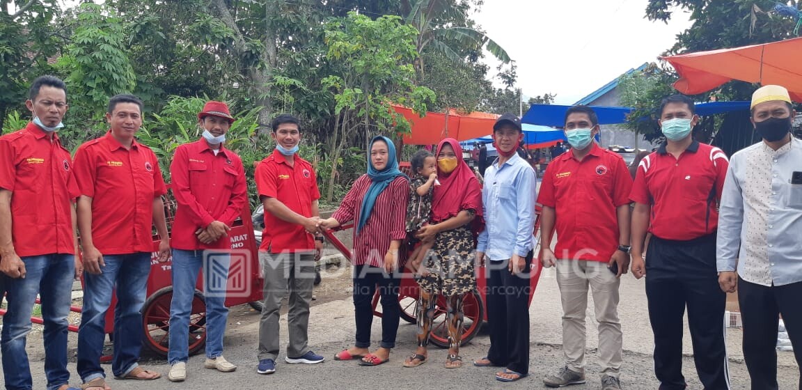 PDIP Salurkan Bantuan Dua Gerobak Sampah di Pasar Lombok-Sukabanjar
